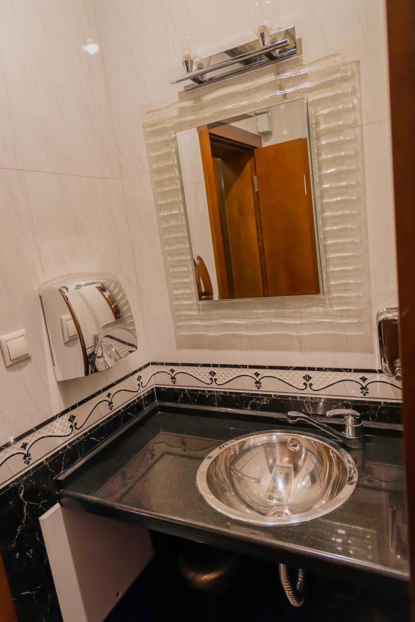 Hotel Ambasador Prishtina Пристина Екстериор снимка