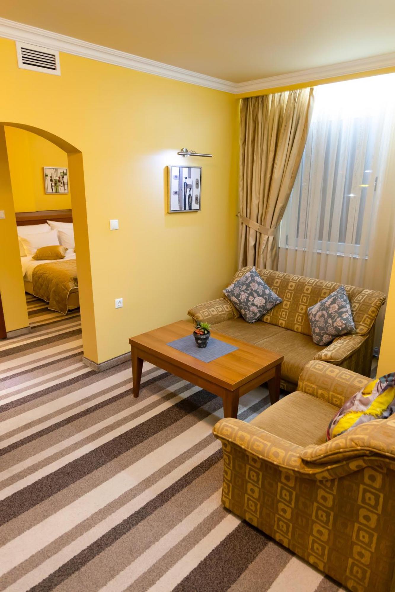 Hotel Ambasador Prishtina Пристина Екстериор снимка