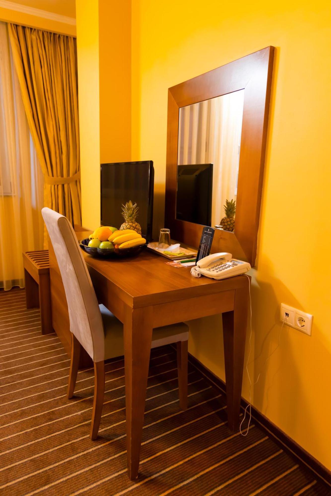 Hotel Ambasador Prishtina Пристина Екстериор снимка